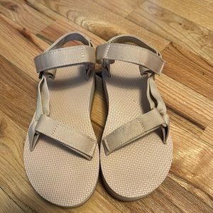 Teva Platform sandals in light rose size 8